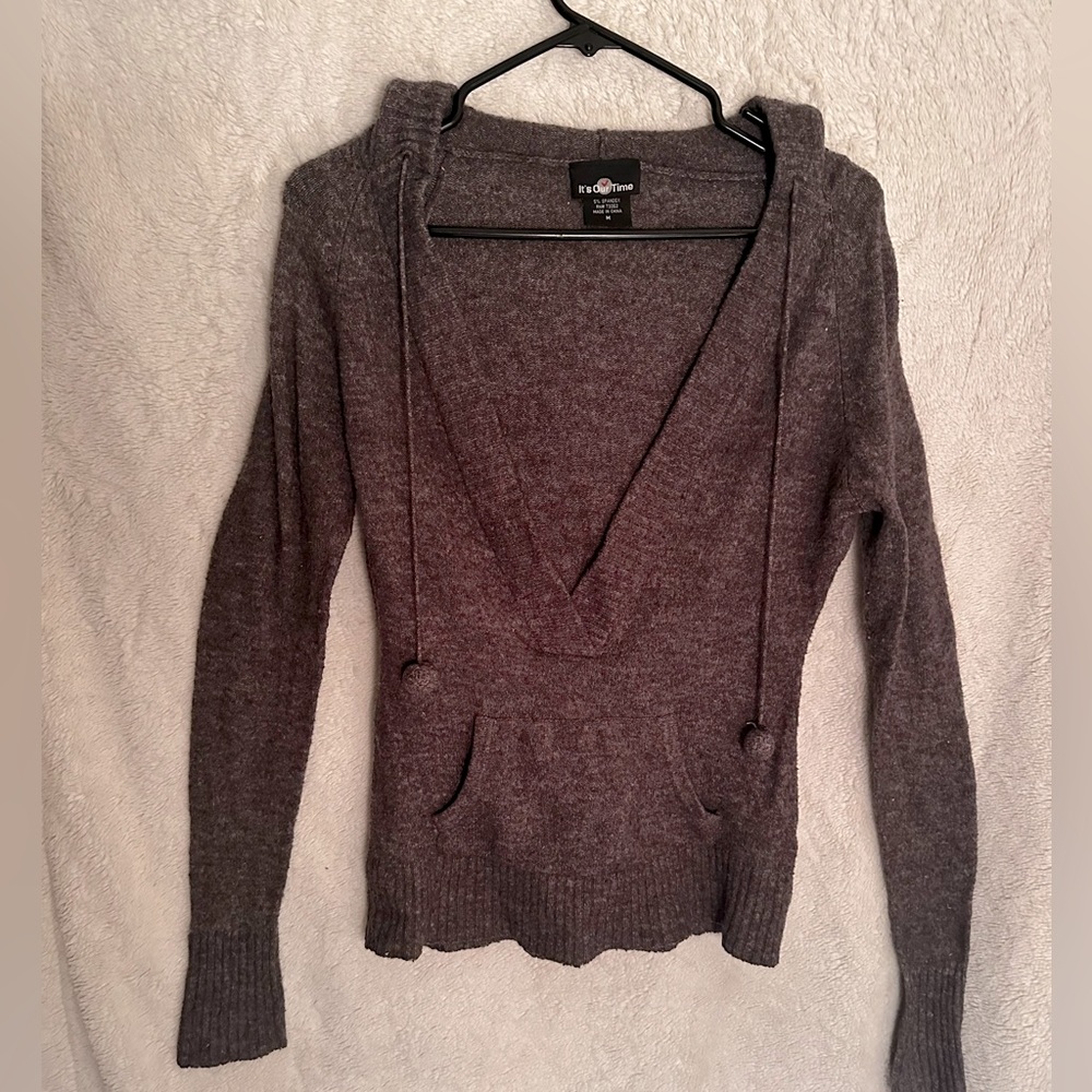 Cute sweater with opening in front, and a pouch to keep hands warm.